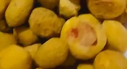 Mini bolinhas fritas, uma aberta com o recheio