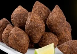 Mini kibes num prato branco, com limão