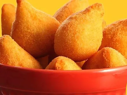 Tigela vermelha cheia de mini coxinhas
